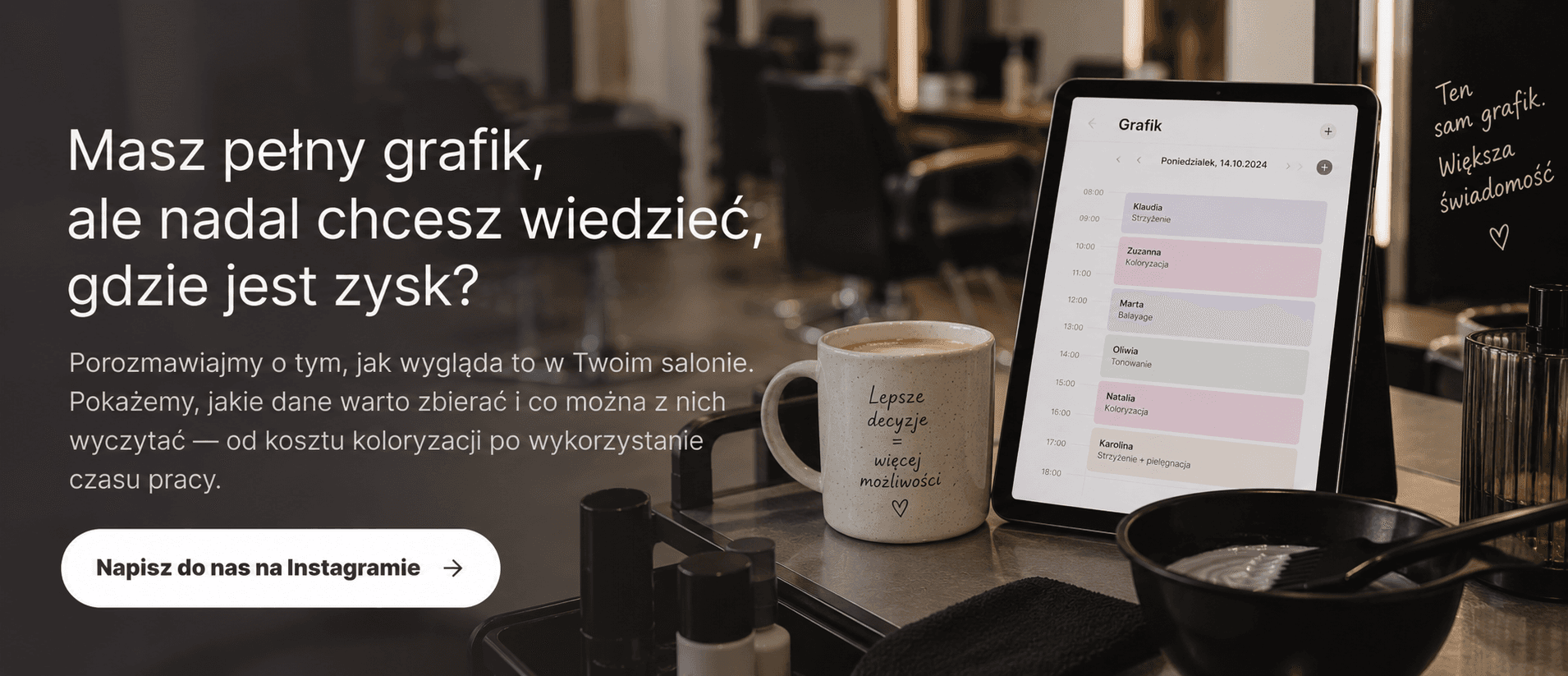 Tablet z kalendarzem i miska do koloryzacji na blacie salonu.